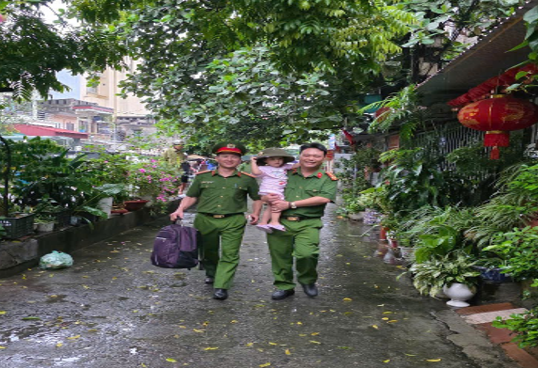 Công an phường Lê Thanh Nghị (Hải Phòng): Giúp dân sơ tán đến nơi an toàn